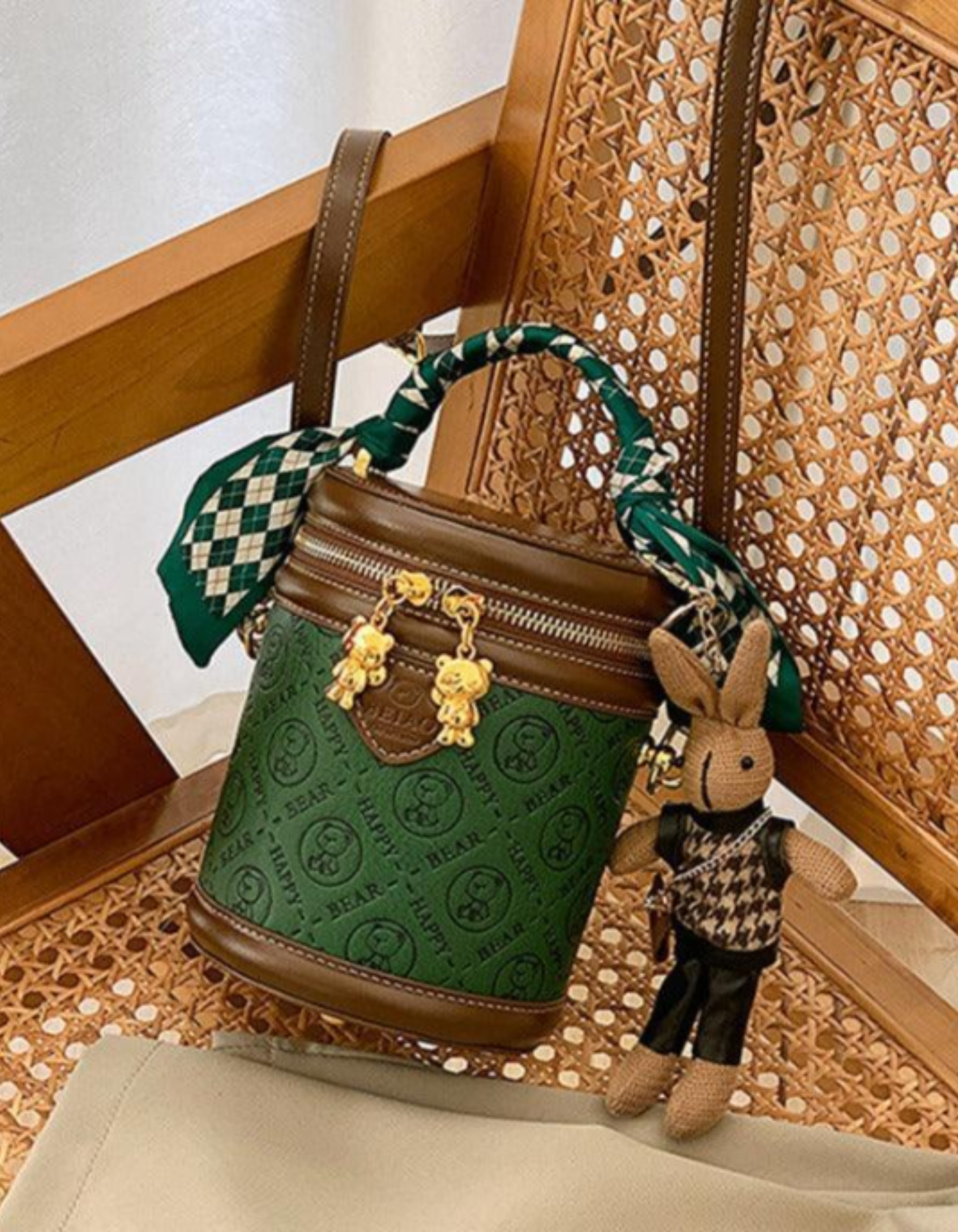 Belloretta – Detal z monogramem w kształcie króliczka – Torba na ramię-15216455123269-Róża Kwiatowa